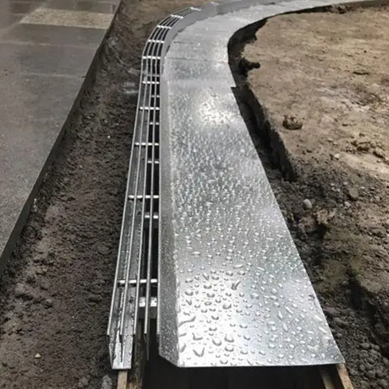 Jak je na tom lineární odvodňovací žlab o úzké šířce v porovnání s lineárním odvodňovacím žlabem o velké šířce pro pěší zóny?