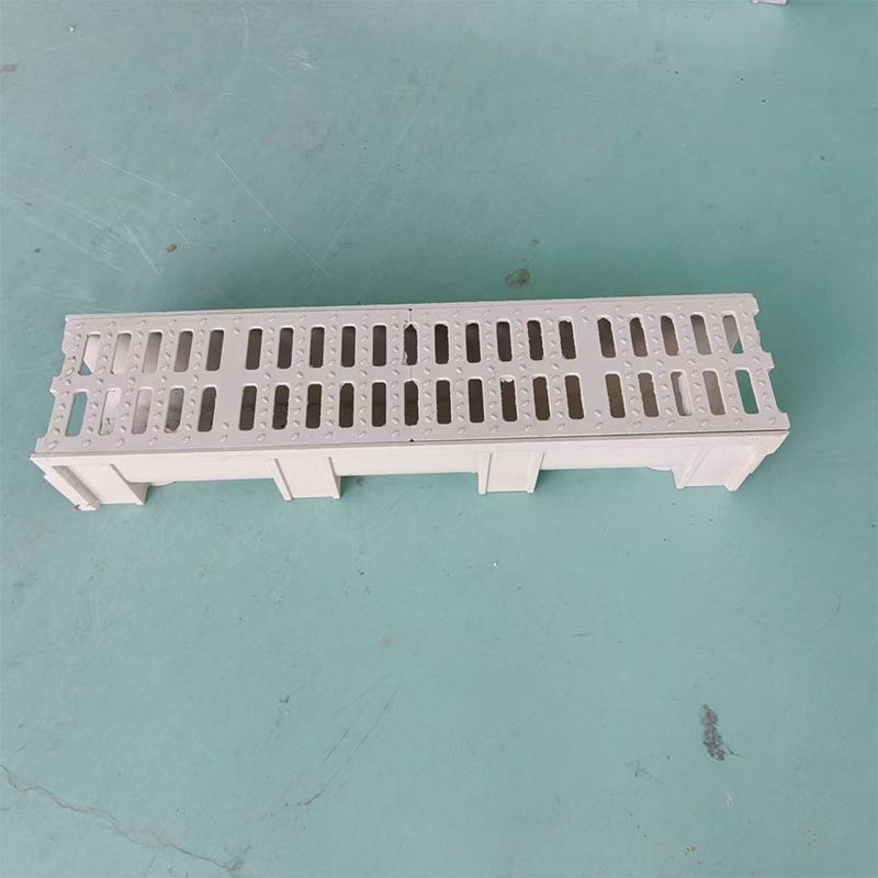 Je drenážní žlab lepší než povrchový odtok pro instalaci příjezdové cesty?